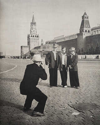 [Эйнхорн Э. В полете в Москву. Прага, 1959]. Einhorn E. Im Flug nach Moskau. Prague: Artia, 1959.